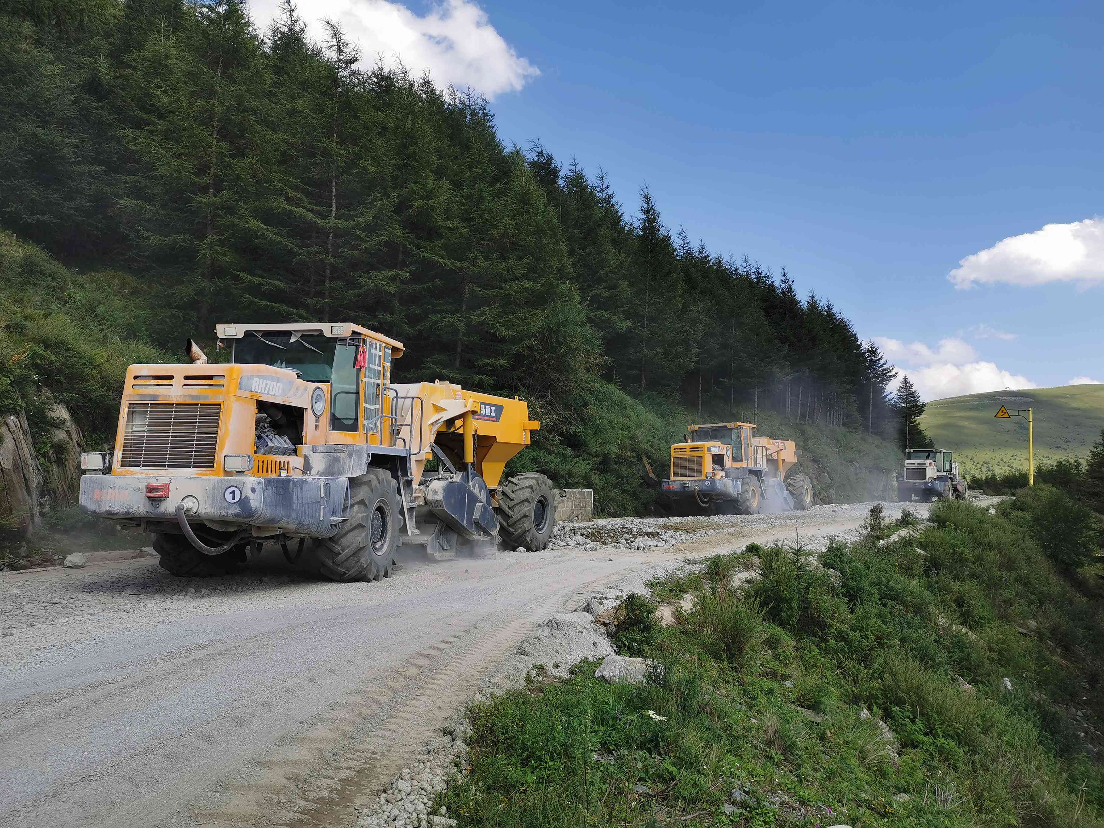 RH700，五臺(tái)山水泥路破碎施工